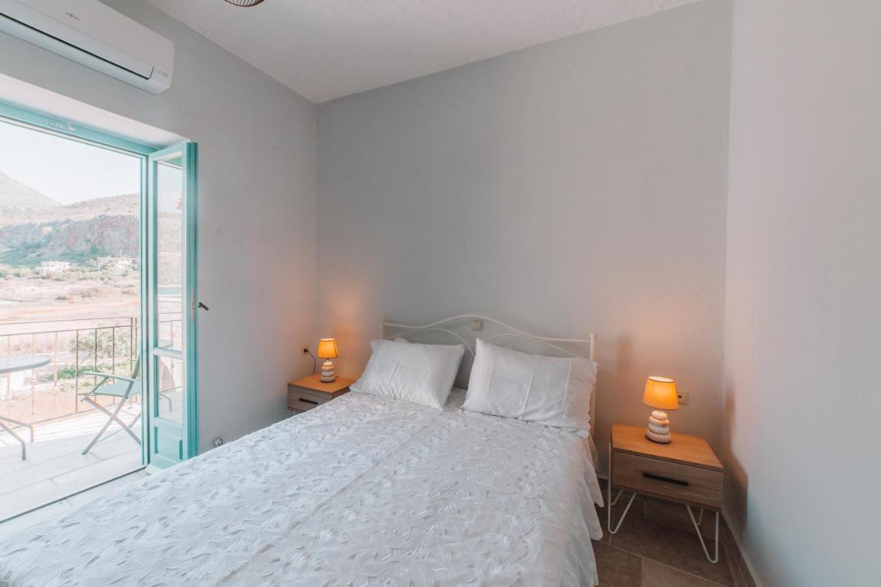 Néon Oítilon George Seafront Suites מראה חיצוני תמונה